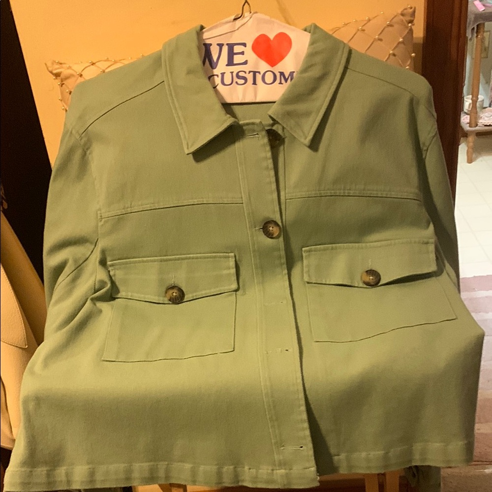 Green Utility Jacket with Structured Shoulders and Durable Fabric